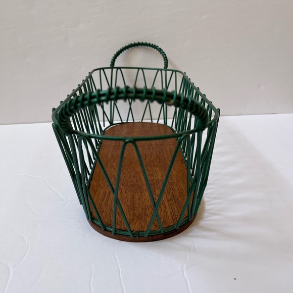 Green metal wire basket with wood base. - Picture 5 of 8